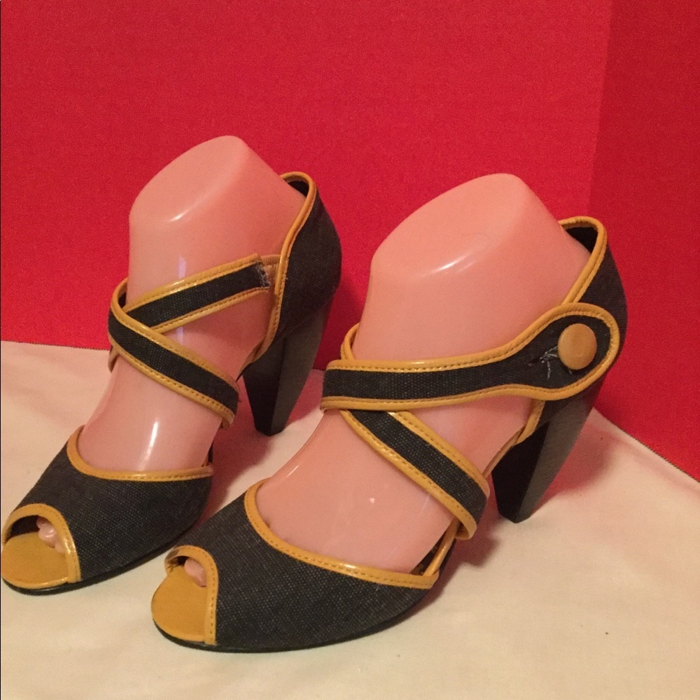 Colcci size 7M canvas strappy sandal block heel